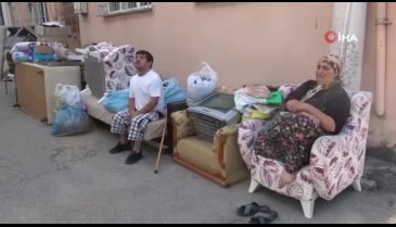 Bursa'da evden çıkarılan engelli aile eşyalarıyla birlikte sokakta kaldı