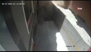 İstanbul'da 4 katlı binanın çatısında çökme