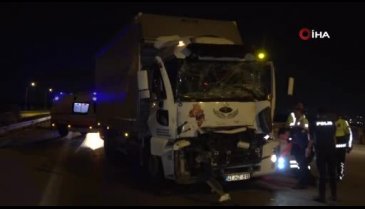 Bursa'da tıra çarpan kamyonetin sürücüsü şoför koltuğunda sıkıştı! İtfaiye kurtardı