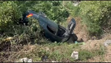 Bursa'da kontrolden çıkan otomobil yol kenarına uçtu! Ölümden döndüler