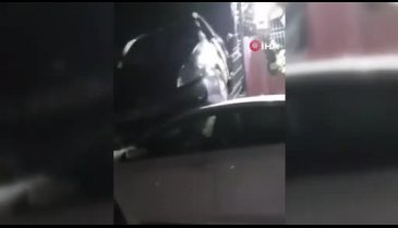 Bursa'da otomobil, sitenin duvarını aşıp başka bir aracın üzerine düştü