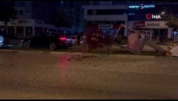 Bursa'da aday sürücü kontrolden çıktı, reklam panosunu ve ağaçları devirdi