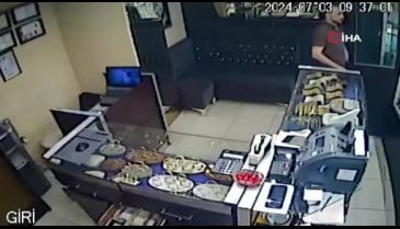 Bursa'da kuyumcu, soyguncuyu dükkana sokmadı