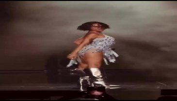 Zeynep Bastık sahnede kalça dansıyla kendinden geçti!