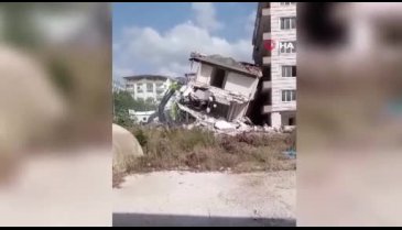 Yıkımı gerçekleştirilen 6 katlı bina yandaki az hasarlı binanın üzerine devrildi