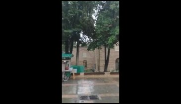 Bursa'da vatandaş alt geçitlere sığındı!