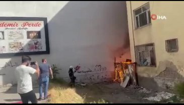 Aksaray'da iki bina arasındaki boşlukta yangın çıktı