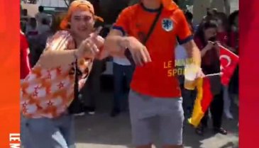 Hollandalı taraftarlardan bozkurt işareti!