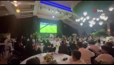 Bursa'da Kamil Can ve Gökce Can çifti maçı düğün salonunda izledi