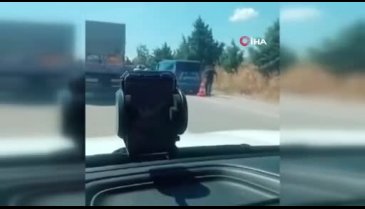 Bursa'da direksiyon hakimiyetini kaybeden minibüs devrildi