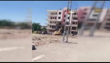Hatay'da 5 katlı ağır hasarlı bina yıkıldı
