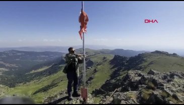 Bolu zirvesindeki yıpranmış Türk bayrağını değiştirdiler