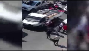 Adana'da trafikte gergin anlar: Yumruklar havada uçuştu