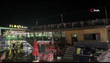 Sağanak yağış tekneden dönüştürülen kafeyi sürükledi