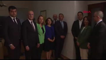 CHP Genel Merkezi'nde ışık açıp kapama eylemi
