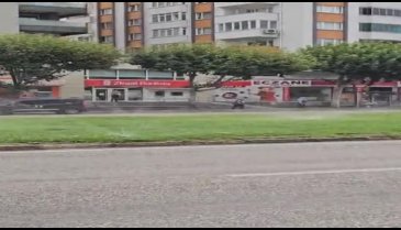 Bursa'da kontrolsüz sulama kazaya davetiye çıkarıyor! Moto kuryeler ölümle burun buruna!