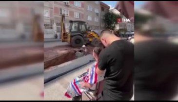 Bursa'da tıraş olurken yol yapım çalışmasını izledi, gören bir daha baktı