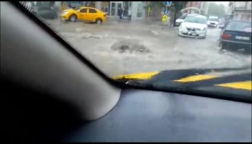 Bursa'da yağıştan dolayı rögar kapakları patladı