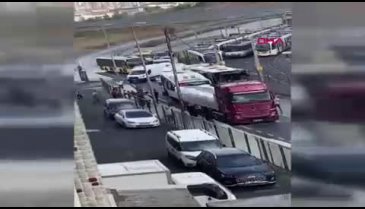 İETT otobüsü TIR'a çarptı!