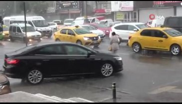 Bursa'da sağanak yağış hayatı durma noktasına getirdi