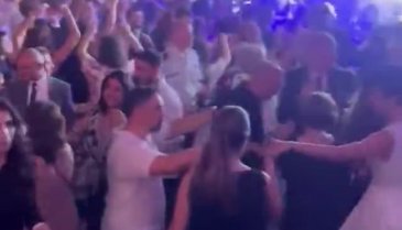 Fransızlar Erik Dalı ile göbek attı