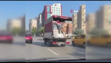 Bursa'da evden eve eşya taşıyan kamyonet yürekleri ağza getirdi