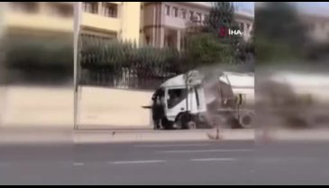 Lastiği patlayan tır, orta refüje çıkarak durabildi