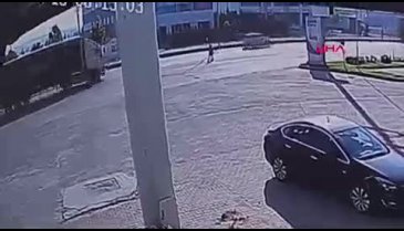 Bursa'da yolun karşısına geçerken motosiklet çarptı: 3 yaralı