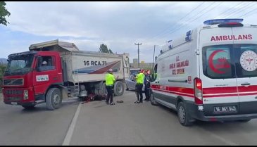 Bursa'da motosiklet kamyonun altına girdi! Sürücü yaralı&nbsp;