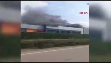 Bursa'da sandalye fabrikasında çıkan yangına müdahale ediliyor