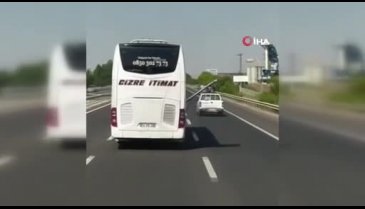 Otobüsün açık unutulan bagaj kapağı seyir halindeki tıra çarptı