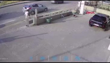 Aniden yola fırlayan çocuğa otomobil çarptı!