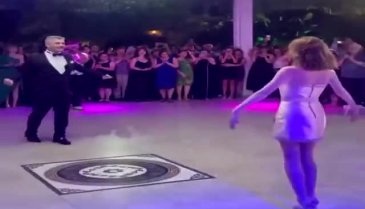 Elçin Sangu'nun çıplak ayaklı dansı gündem oldu!