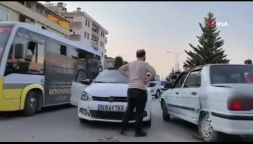 Bursa'da iki otomobil çarpıştı! Kaza sonrası aracını görünce diğer sürücüye tepki gösterdi
