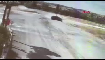 Kız arkadaşının babasından kaçarken kaza yaptı!