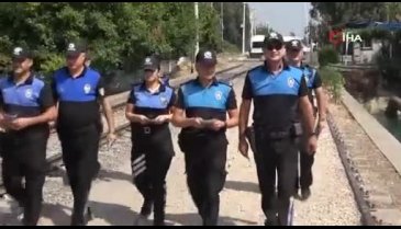 Adana'da polis ekipleri  'Çocuklar boğulmasın' diyerek vatandaşları bilgilendirdi