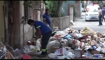 Adana'da müstakil evden yaklaşık 4 kamyon çöp çıktı! İşçi fenalaşarak hastanelik oldu