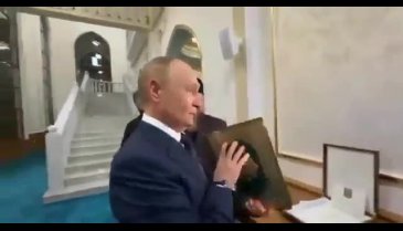 Putin, Kuran-ı Kerim'i öptü!