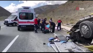 Erzincan'da feci kaza! Çok sayıda ölü ve yaralı var