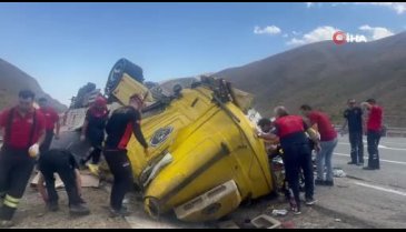 Erzincan'da katliam gibi kaza! Tır, otomobili biçti: 4 ölü, 2 yaralı