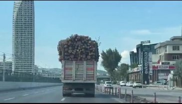 Bursa şehir merkezinde tehlikeli taşımacılık! Branda yok, plaka yok