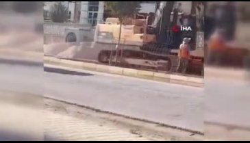 Adıyaman'da kepçe operatörü ve yardımcısının eğlendiği anlar viral oldu