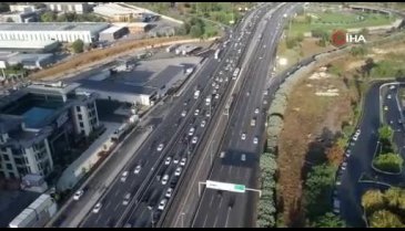 Okulların açılmasıyla yoğunlaşan İstanbul trafiği drone ile görüntülendi