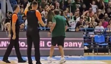 Panathinaikos taraftarı Türkiye'ye işgalci göndermesi içeren pankart açtı