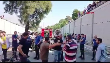 İzmir'de korkunç olay! Otomobil alt geçide düştü: 3 ölü, 2 ağır yaralı