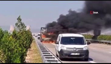 Bursa'da kamyonet, yanarak hurda yığınına döndü