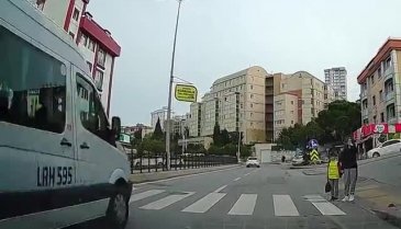 Yaya geçidinde yayaya yol vermeyen trafik polisi gündem oldu