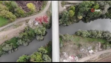 Yeşilırmak Nehri'nin kıyısına çuvallar dolusu soğan ve patlıcan döküldü