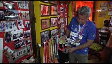 Maratonu tamamlayan sporcular terli halde saatlerce kıyafetlerinin gelmesini bekledi