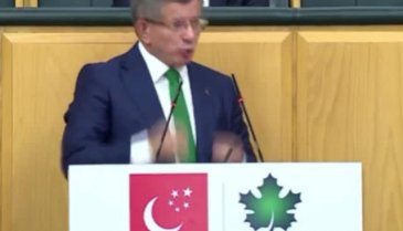 Ahmet Davutoğlu kürsüde gözyaşlarını tutamadı!